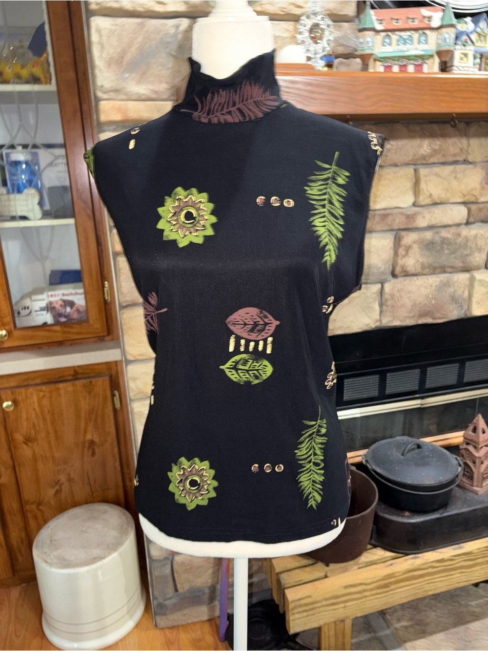 Susan Lawerence size X-Large black sleeveless mock neck blouse leaf pattern